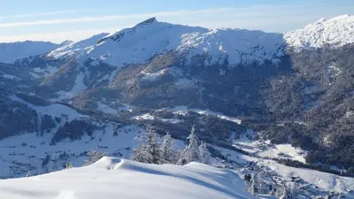Ein allgemeiner Bergblick oder ein Berglick von des Hotels aus