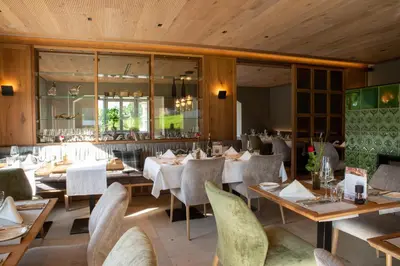 Ein Restaurant oder anderes Speiselokal in der Unterkunft Ski- und Aktivhotel Almhof Rupp