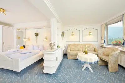 Ein Sitzbereich in der Unterkunft Ski- und Aktivhotel Almhof Rupp