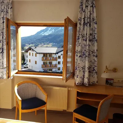 Ein allgemeiner Bergblick oder ein Berglick von des Hotels aus