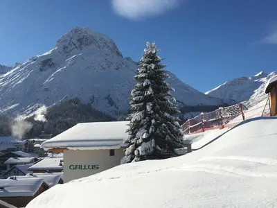 Ein allgemeiner Bergblick oder ein Berglick von der Pension aus