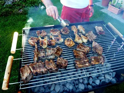 Ein für Gäste verfügbarer Grill in der Pension