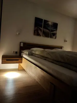 Ein Bett oder Betten in einem Zimmer der Unterkunft Hotel Garni Enzian
