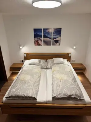 Ein Bett oder Betten in einem Zimmer der Unterkunft Hotel Garni Enzian