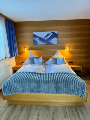 Ein Bett oder Betten in einem Zimmer der Unterkunft Hotel Garni Enzian