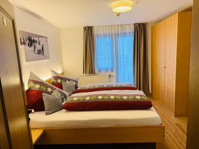 Ein Bett oder Betten in einem Zimmer der Unterkunft Hotel Garni Enzian