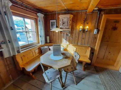 Ein Sitzbereich in der Unterkunft Haus Schroefler