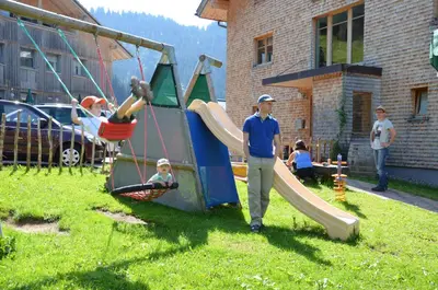Ein Kinderspielbereich in der Unterkunft Haus Rose