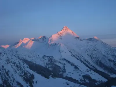 Ein allgemeiner Bergblick oder ein Berglick von des Hotels aus