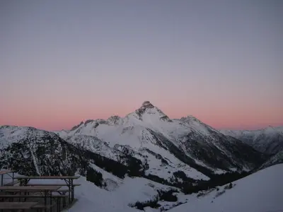 Ein allgemeiner Bergblick oder ein Berglick von des Hotels aus