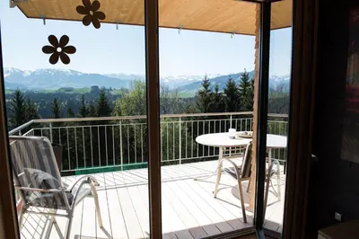 Ein allgemeiner Bergblick oder ein Berglick von der Ferienwohnung aus