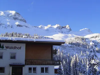 Ein allgemeiner Bergblick oder ein Berglick von des Bed & Breakfasts aus