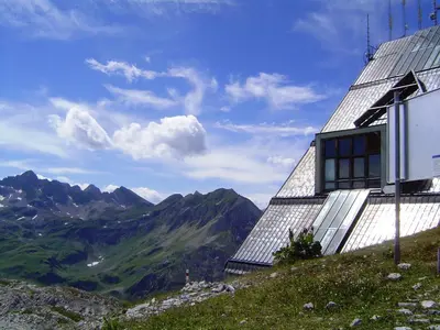 Ein allgemeiner Bergblick oder ein Berglick von des Bed & Breakfasts aus