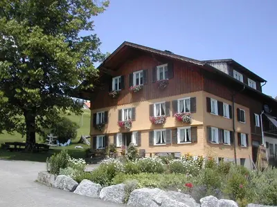Das Gebäude in dem sich der Bauernhof befindet