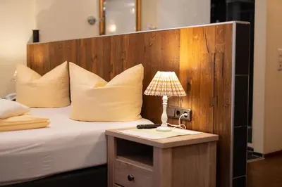 Ein Bett oder Betten in einem Zimmer der Unterkunft Haller's Posthotel