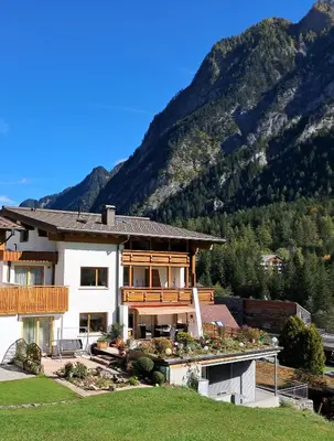 Ein allgemeiner Bergblick oder ein Berglick von der Ferienwohnung aus
