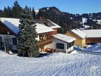 Chalet in Schwarzenberg am Skilift im Winter