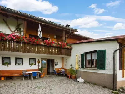 Das Gebäude in dem sich das Ferienhaus befindet