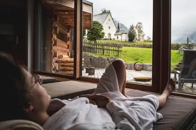 Ein Sitzbereich in der Unterkunft Naturhotel Lärchenhof