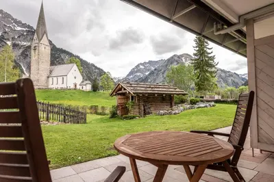 Ein allgemeiner Bergblick oder ein Berglick von des Hotels aus