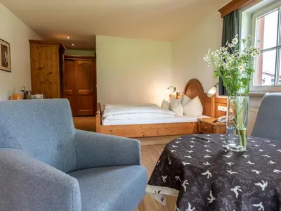 Ein Bett oder Betten in einem Zimmer der Unterkunft Naturhotel Lärchenhof