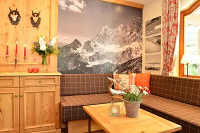 Ein Sitzbereich in der Unterkunft Hotel Jagdhof