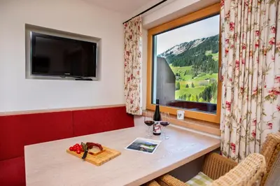 Ein allgemeiner Bergblick oder ein Berglick von der Ferienwohnung aus