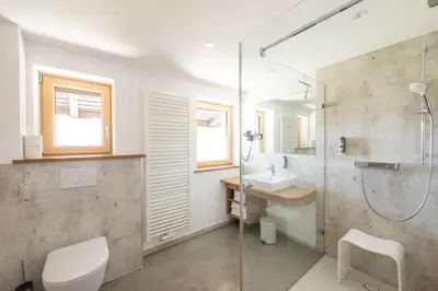 Ein Badezimmer in der Unterkunft Haus Tannberg