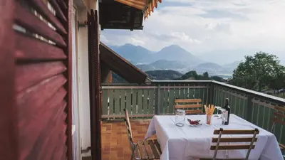Ein allgemeiner Bergblick oder ein Berglick von der Ferienwohnung aus
