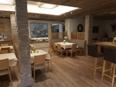 Ein Restaurant oder anderes Speiselokal in der Unterkunft Hotel Steinbock