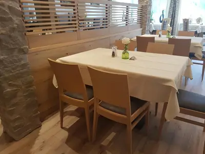 Ein Restaurant oder anderes Speiselokal in der Unterkunft Hotel Steinbock