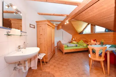 Ein Bett oder Betten in einem Zimmer der Unterkunft Lindenhof