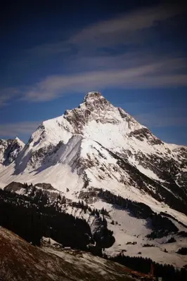 Ein allgemeiner Bergblick oder ein Berglick von des Aparthotels aus