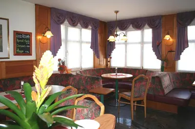 Ein Sitzbereich in der Unterkunft Hotel Cafe Lorenz