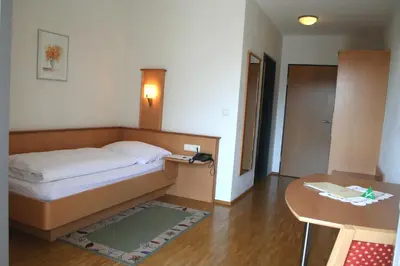 Ein Bett oder Betten in einem Zimmer der Unterkunft Hotel Cafe Lorenz