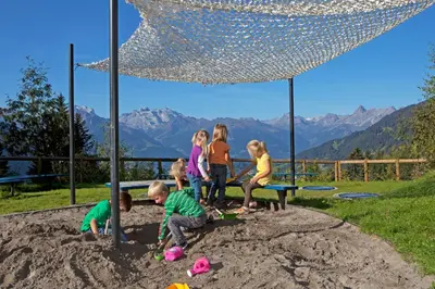Ein allgemeiner Bergblick oder ein Berglick von der Pension aus
