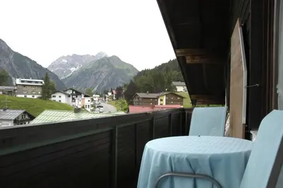 Ein allgemeiner Bergblick oder ein Berglick von der Pension aus