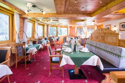 Ein Restaurant oder anderes Speiselokal in der Unterkunft Hotel Leitner