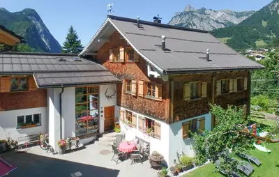 Ein allgemeiner Bergblick oder ein Berglick von des Bauernhofs aus
