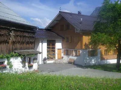 Das Gebäude in dem sich der Bauernhof befindet