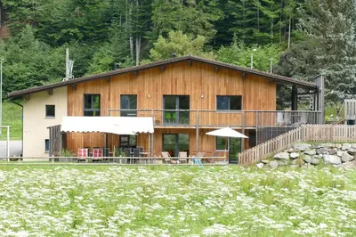 Das Gebäude in dem sich das Ferienhaus befindet