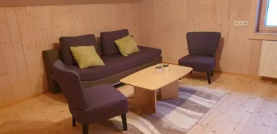 Ein Sitzbereich in der Unterkunft Haus Feuerstein