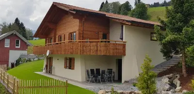 Das Gebäude in dem sich das Ferienhaus befindet