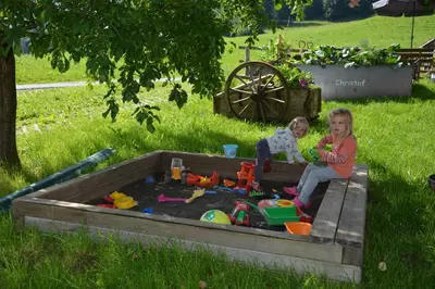 Ein Garten an der Unterkunft Bauernhof Schneider