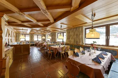 Ein Restaurant oder anderes Speiselokal in der Unterkunft Hotel Bergheim