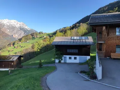 Ein allgemeiner Bergblick oder ein Berglick von der Ferienwohnung aus