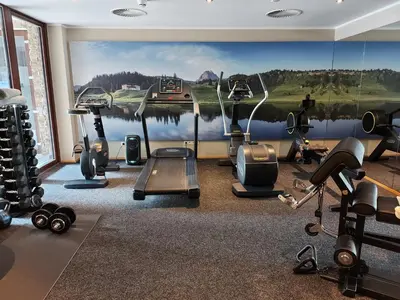Das Fitnesscenter und/oder die Fitnesseinrichtungen in der Unterkunft AlpenParks Hotel & Apartment Arlberg Warth mit Pool