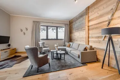 Ein Sitzbereich in der Unterkunft AlpenParks Hotel & Apartment Arlberg Warth mit Pool