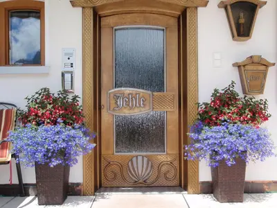 Eine Fassade oder ein Eingang zu Haus Jehle