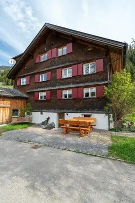 Das Gebäude in dem sich das Ferienhaus befindet